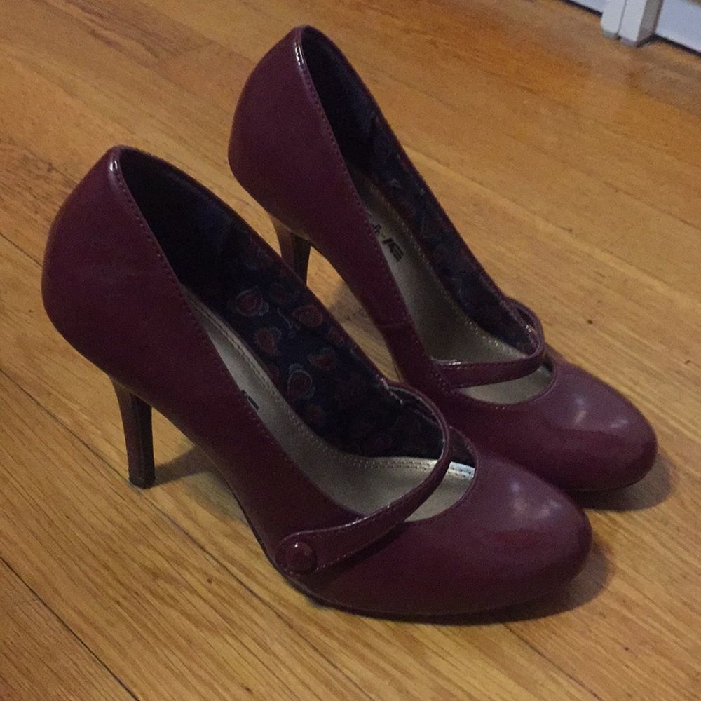 DONATING 6.21.24 - American Eagle 6 Maroon pumps w strap - Picture 10 of 16